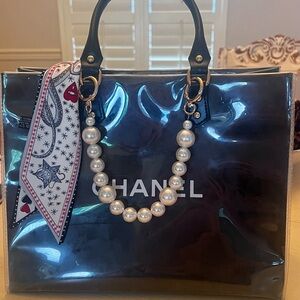 Chanel shopping bag purse